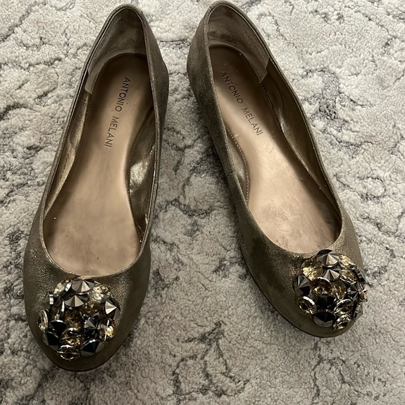 Antonio Melanie gold flats with round jeweled detail Size 7.5M - Picture 1 of 17
